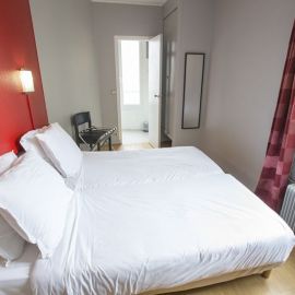 lit double hôtel Le Belgrand hipotel paris Père Lachaise